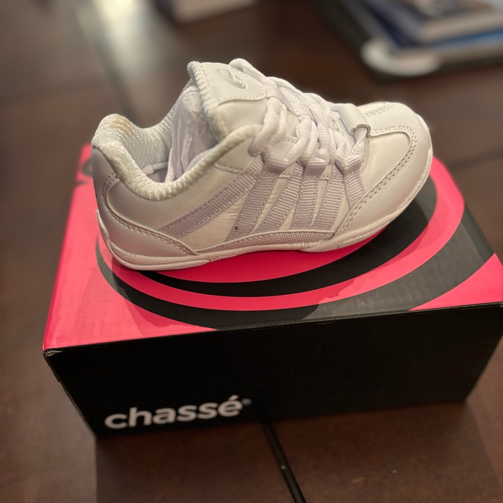 White Sneakers Classic Design Comfortable Fit